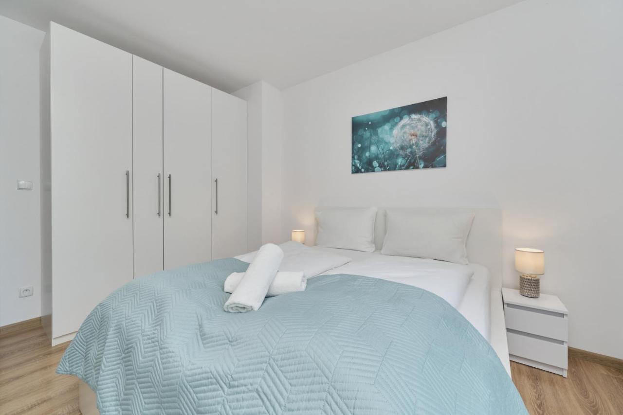 Spacious Apartment With Balcony Near The Slavic Hill Wroclaw By Renters Prestige Extérieur photo
